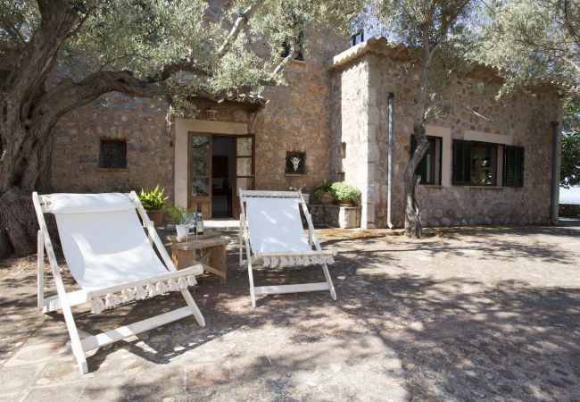 Sonnenliegen mit Blick auf die Berge in Villa in Soller, Mallorca Sonnenliegen Bergvilla Ferienvermietung Mallorca
