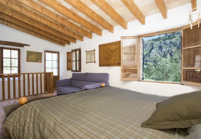 Schlafzimmer mit Bergblick in Villa Es Cocó, Soller, Mallorca  Schlafzimmer Bergblick Ferienvilla Mallorca