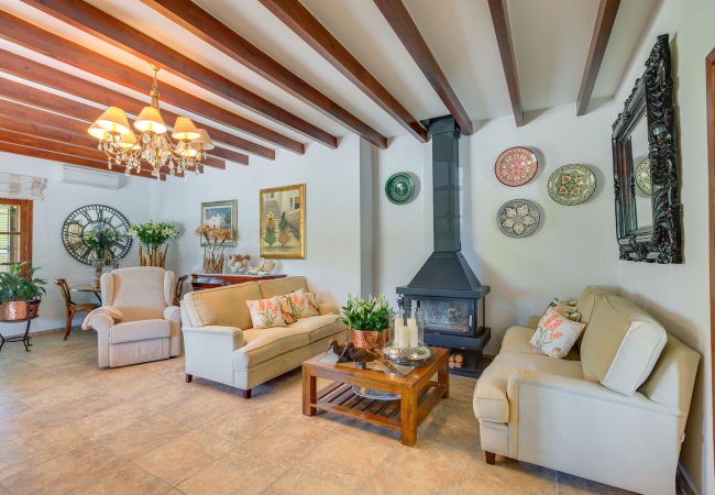 Wohnzimmer mit Kamin in Villa zur Ferienvermietung auf Mallorca Wohnzimmer Kamin Villa Ferienwohnung Mallorca