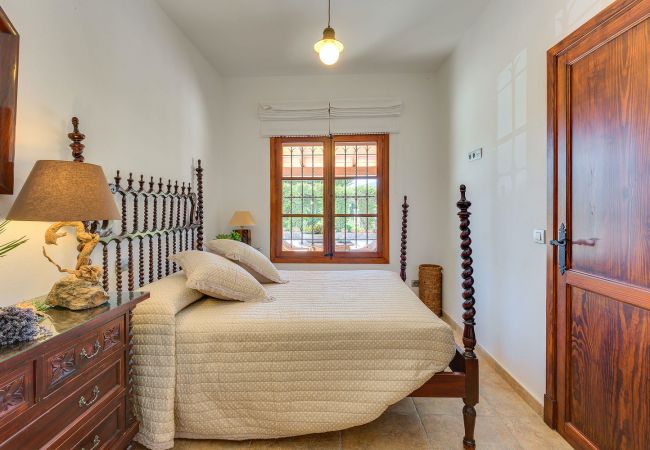 Schlafzimmer mit Gartenblick in Villa Mallorca, zur Ferienvermietung Garten Schlafzimmer Mallorca Villa Ferienvermietung