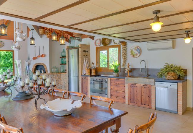 Küche mit Backofen und Spülmaschine in Villa Ferienvermietung Mallorca Küche Backofen Geschirrspüler Villa Ferienvermietung Mallorca