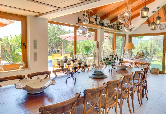 Esszimmer mit Blick Garten in Villa Mallorca, zur Ferienvermietung Esszimmer Blick Garten Villa Ferienvermietung Mallorca