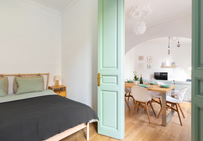 Schlafzimmer und Wohnzimmer des Modernist Family Barcelona Apartment