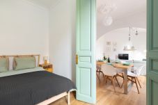 Schlafzimmer und Wohnzimmer des Modernist Family Barcelona Apartment