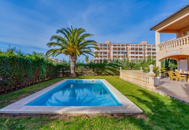 Terrasse und Pool in Villa zur Ferienvermietung in Alcudia, Mallorca schwimmbad villa Ferienvermietung Alcudia Mallorca
