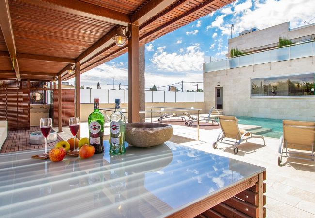 etwas trinken relax Schwimmbad Palma Mallorca