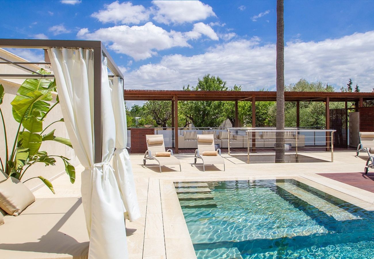 Finca Luxury home schwimmbad und Ruhebereich Entspannen Liegestühlen relax Schwimmbad Palma Mallorca