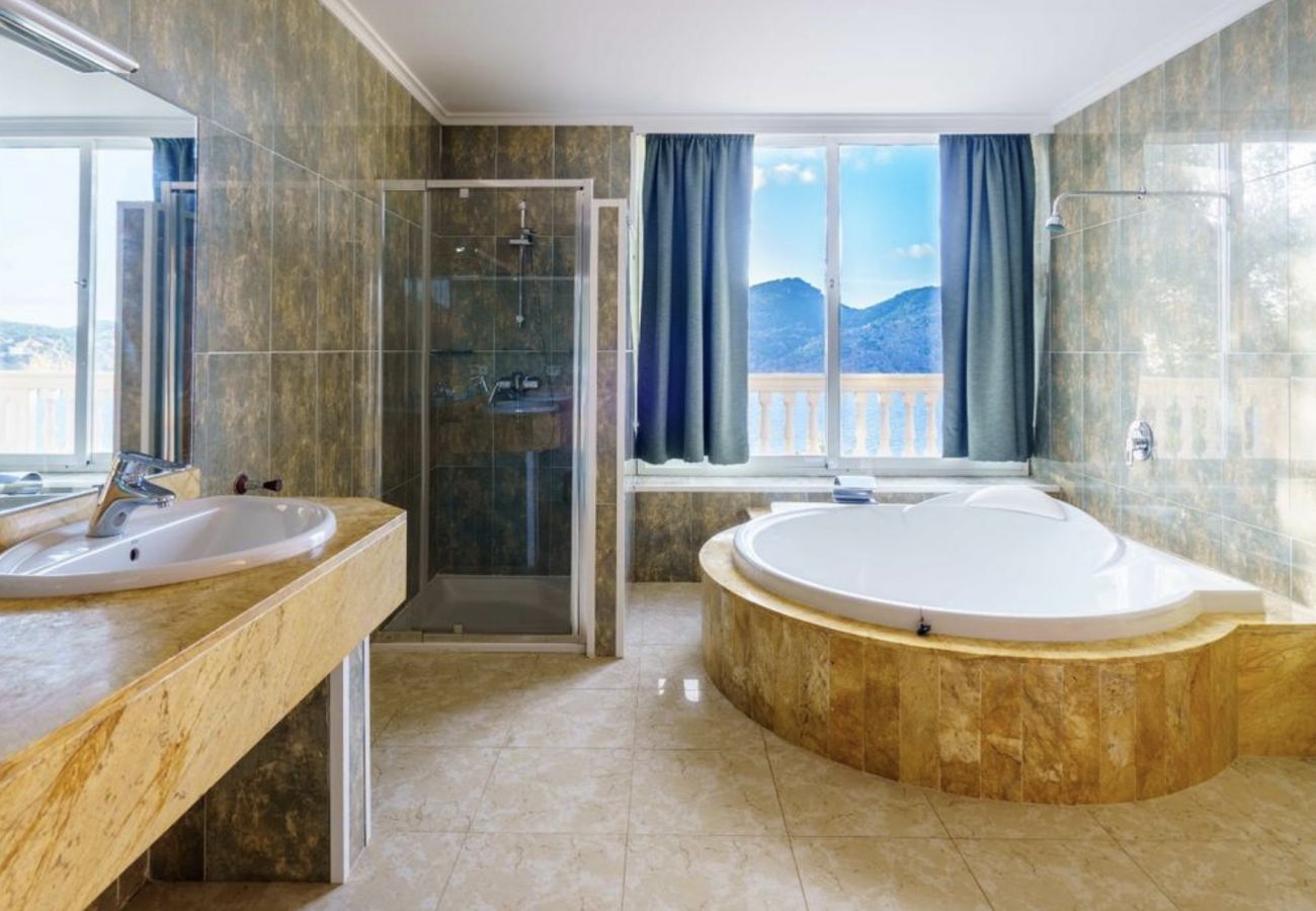 Badezimmer mit Badewanne und Meerblick, Villa Camp de Mar Meerblick Villa Mallorca Schwimmbad Badewanne Meerblick