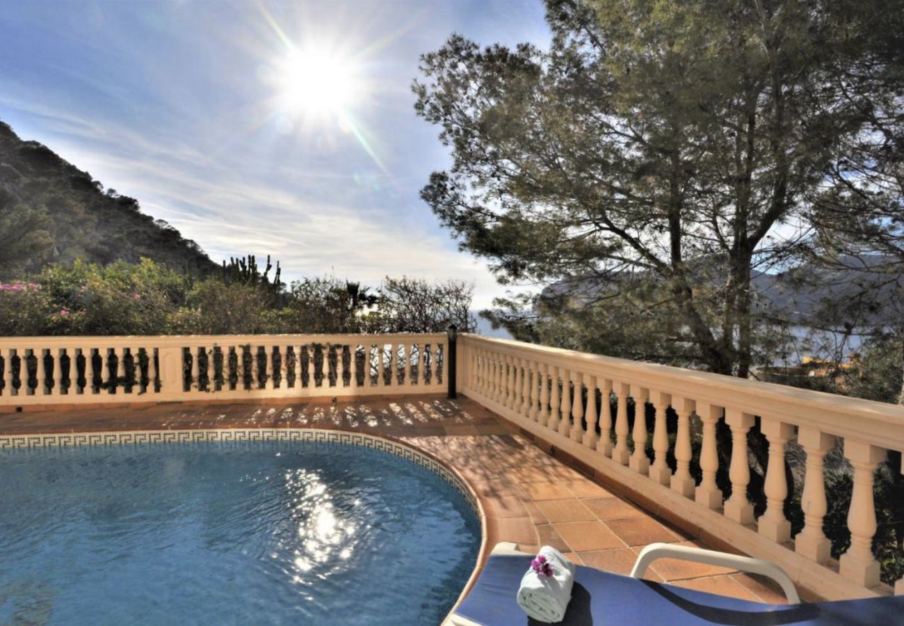 Schöne Villa mit schwimmbad Blick auf das Meer  Villa Mallorca Vermietung Pool Meerblick