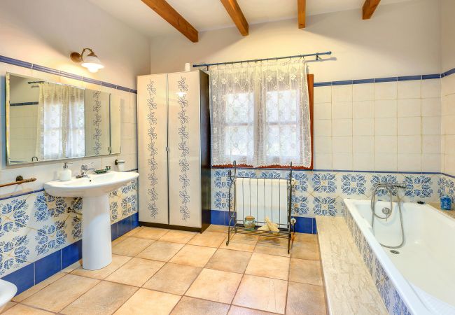 Baño bañera villa alquiler vacaciones Mallorca