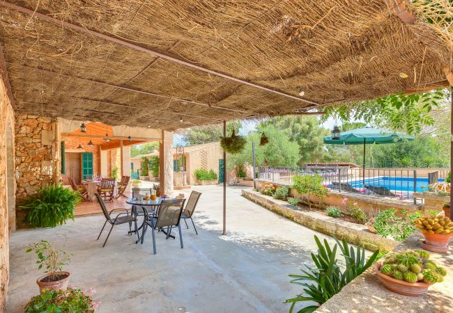 Terraza piscina villa alquiler vacaciones Manacor Mallorca