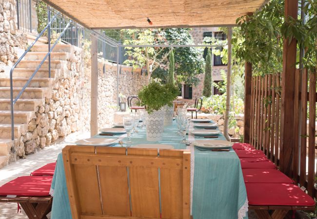 Mesa terraza Villa Deià, Mallorca, alquiler vacacional