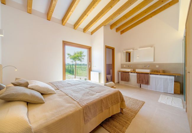 Dormitorio aseo jardín villa alquiler vacaciones Mallorca