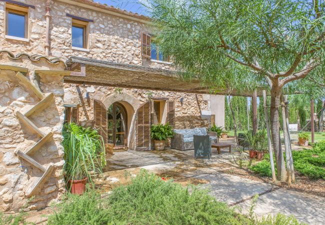 Villa alquiler vacaciones Mallorca jardín terraza
