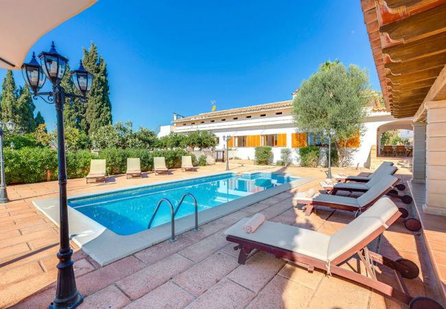 Piscina de Villa Silenci, alquiler vacacional en Sa Pobla Mallorca Piscina villa de vacaciones Sa Pobla Mallorca