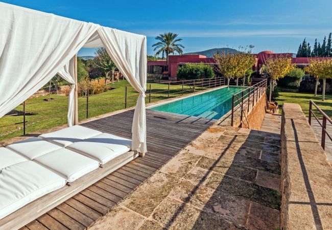 Piscina jardín tumbona baldaquín Mallorca