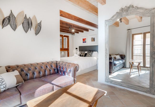 Dormitorio y salón, apartamento de vacaciones Palma Mallorca
