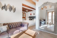 Dormitorio y salón, apartamento de vacaciones Palma Mallorca