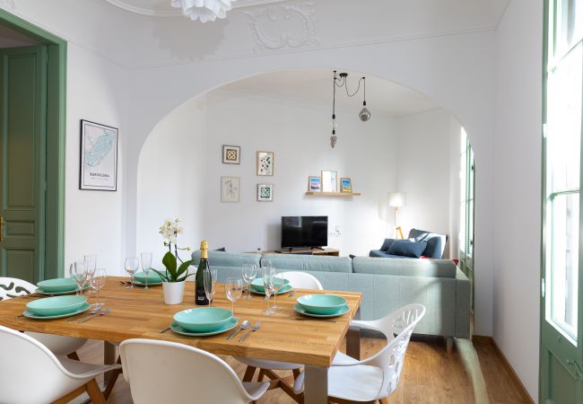 MODERNIST FAMILY BARCELONA APARTMENT Salón Comedor