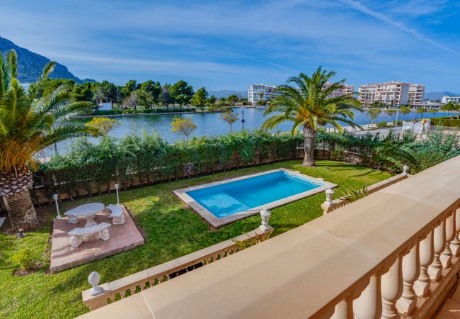 Lago piscina villa alquiler vacaciones Alcudia Mallorca