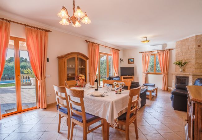 Salón televisión chimenea villa alquiler vacaciones Mallorca