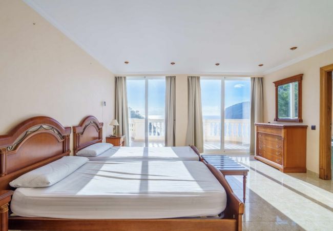 Dormitorio vistas mar villa alquiler vacacional Mallorca