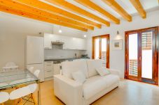 cocina y sofa cama en apartamento vacaciones Palma