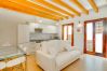 cocina y sofa cama en apartamento vacaciones Palma