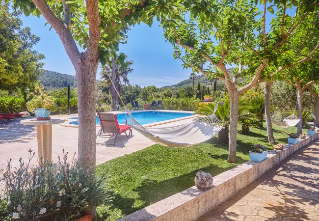 Piscina y hamaca en Villa Can Domingo, Alaro, Mallorca piscina hamaca villa vacaciones mallorca