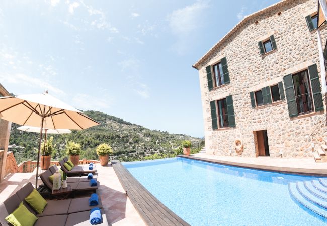 Swimming pool sun loungers villa Deià rental Mallorca