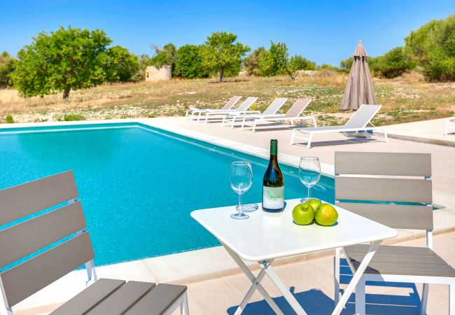 Swimming pool holiday villa Vilafranca Majorca