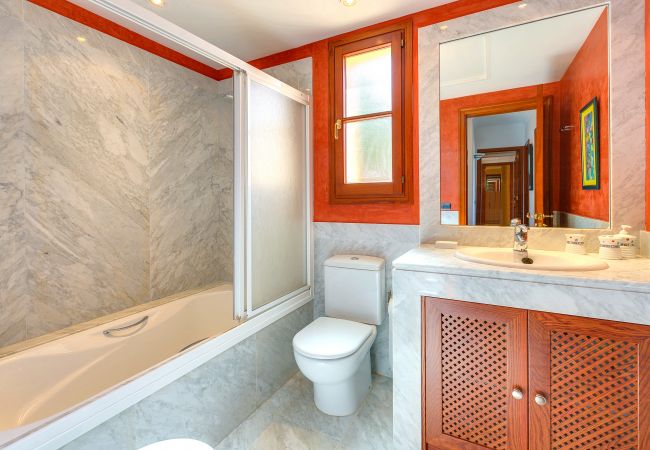 Bright bathroom with a wood aesthetic. Bright bathroom with a wood aesthetic.