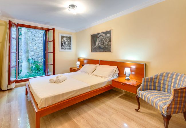 Villa Tierraseca Bunyola  Guest bedroom with access to the garden.