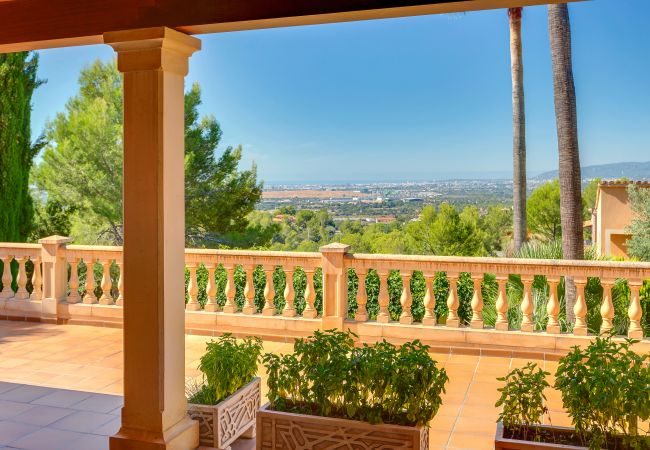 Balcony with incredible views of the island. Balcony with incredible views of the island.