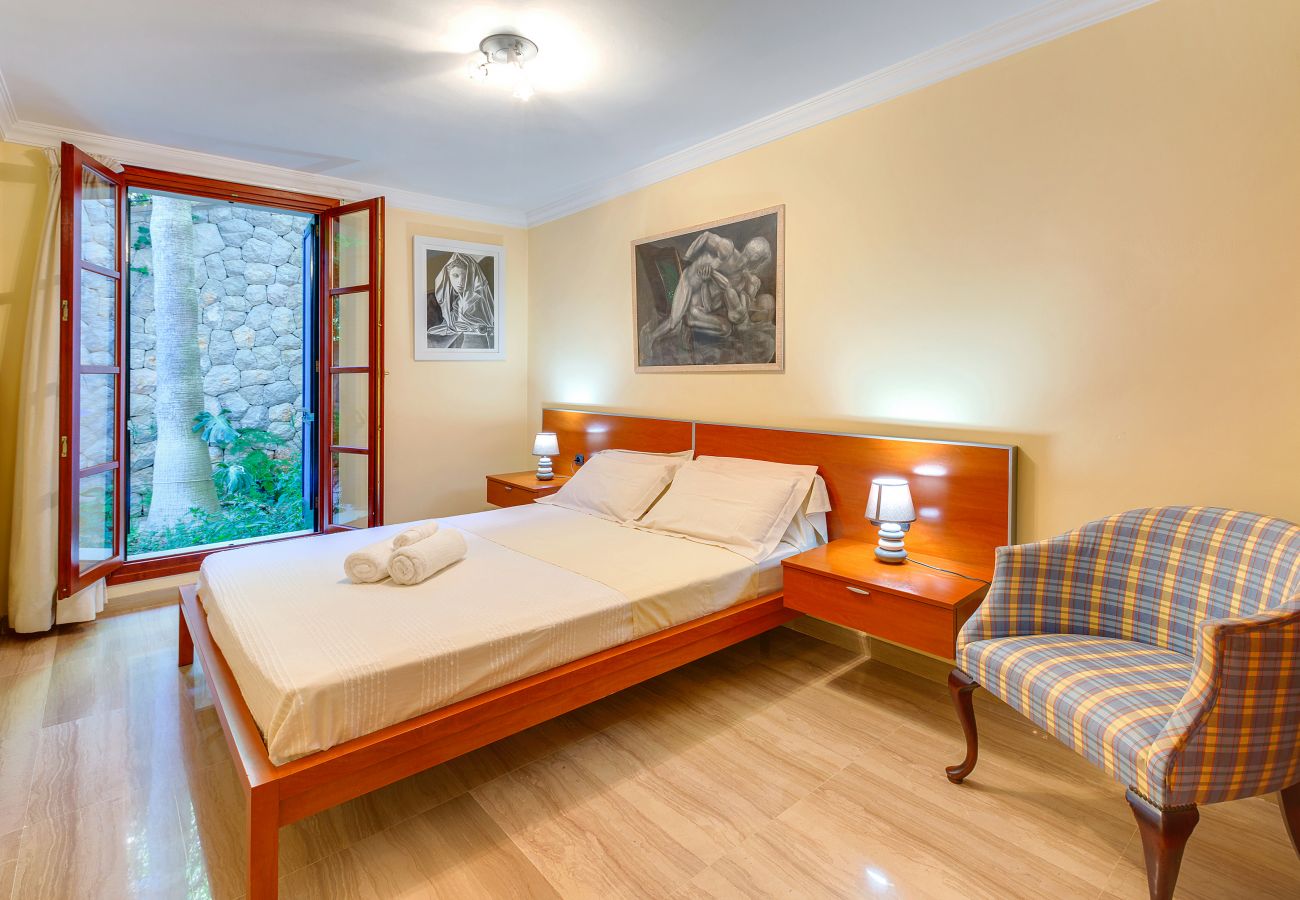 Villa Tierraseca Bunyola  Guest bedroom with access to the garden.