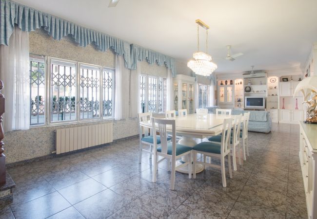 Villa in Calafell - R1 - CASA CON PISCINA, PISTA DE TENIS, JARDIN, BAS