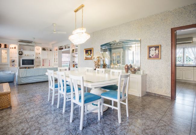 Villa in Calafell - R1 - CASA CON PISCINA, PISTA DE TENIS, JARDIN, BAS