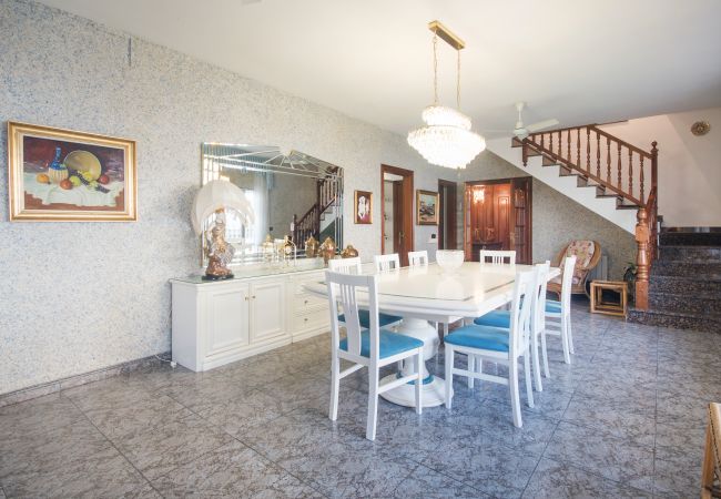 Villa in Calafell - R1 - CASA CON PISCINA, PISTA DE TENIS, JARDIN, BAS