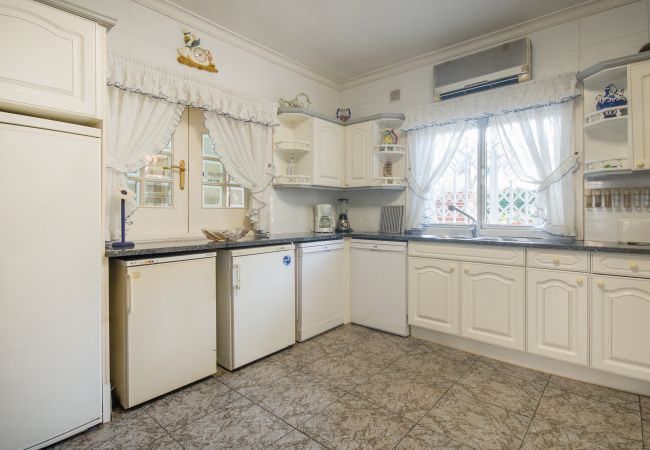Villa in Calafell - R1 - CASA CON PISCINA, PISTA DE TENIS, JARDIN, BAS