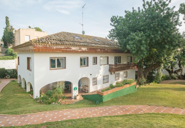Villa in Calafell - R1 - CASA CON PISCINA, PISTA DE TENIS, JARDIN, BAS