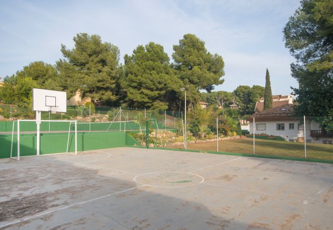 Villa in Calafell - R1 - CASA CON PISCINA, PISTA DE TENIS, JARDIN, BAS