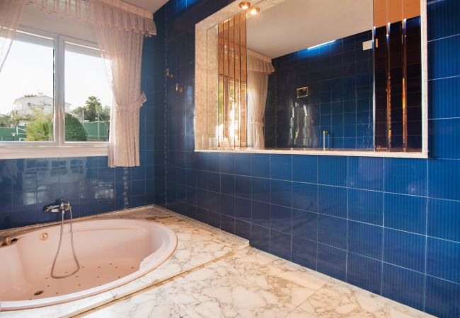Villa in Calafell - R1 - CASA CON PISCINA, PISTA DE TENIS, JARDIN, BAS