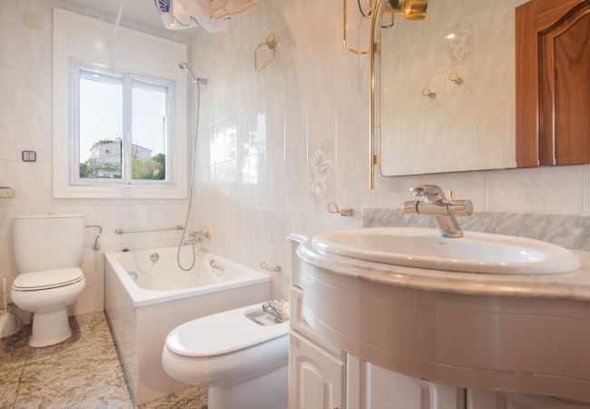 Villa in Calafell - R1 - CASA CON PISCINA, PISTA DE TENIS, JARDIN, BAS