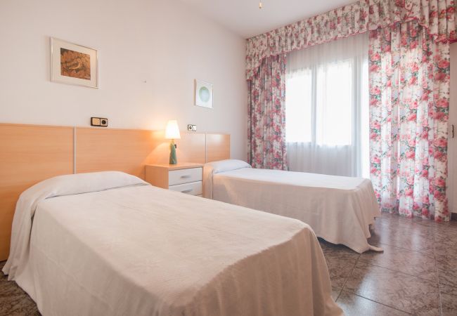 Villa in Calafell - R1 - CASA CON PISCINA, PISTA DE TENIS, JARDIN, BAS