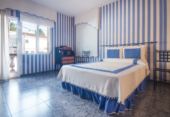 Villa in Calafell - R1 - CASA CON PISCINA, PISTA DE TENIS, JARDIN, BAS