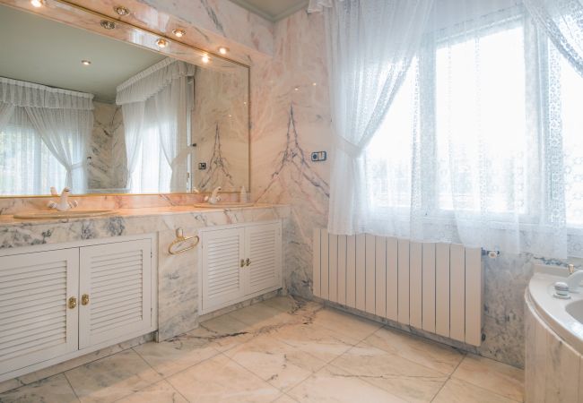 Villa in Calafell - R1 - CASA CON PISCINA, PISTA DE TENIS, JARDIN, BAS