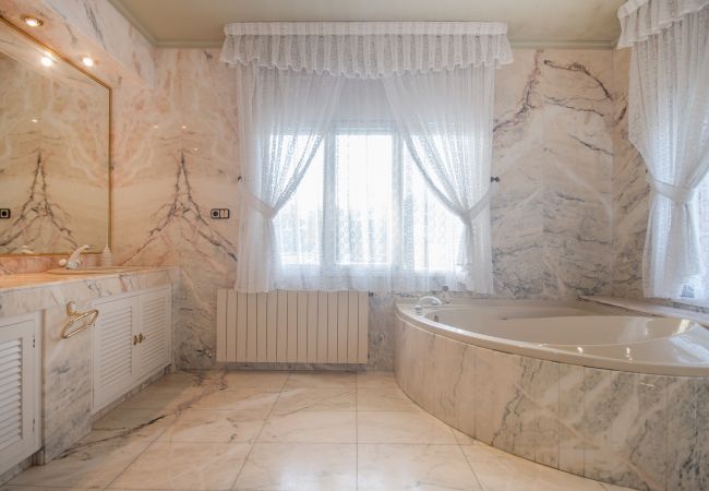 Villa in Calafell - R1 - CASA CON PISCINA, PISTA DE TENIS, JARDIN, BAS