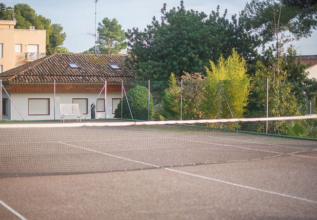 Villa in Calafell - R1 - CASA CON PISCINA, PISTA DE TENIS, JARDIN, BAS